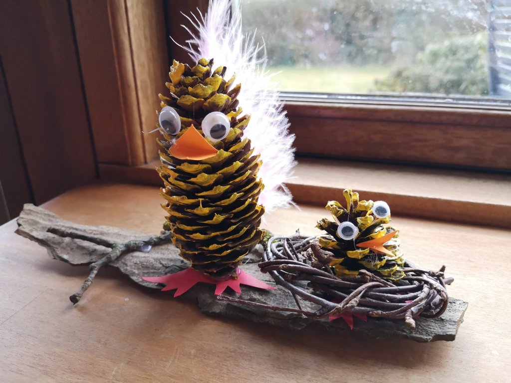 Nemme påskekyllinger af naturens materialer 